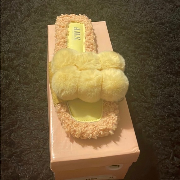 Flat yellow sandal - Picture 1 of 4